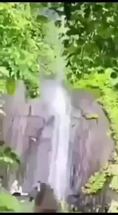 Bunu gruba kim attıysa onun ben ta amına koyim