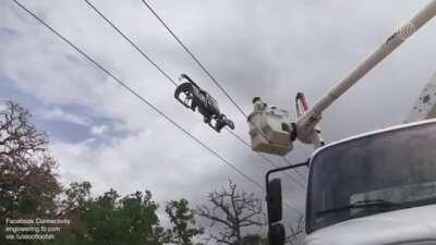 Robot for deploying aerial fiber internet that winds fiber-optic cable around existing power lines instead of underground