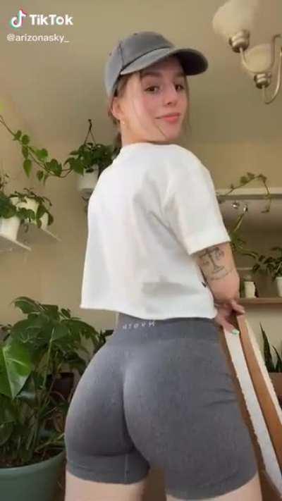 she’s back at it again🥵🍑