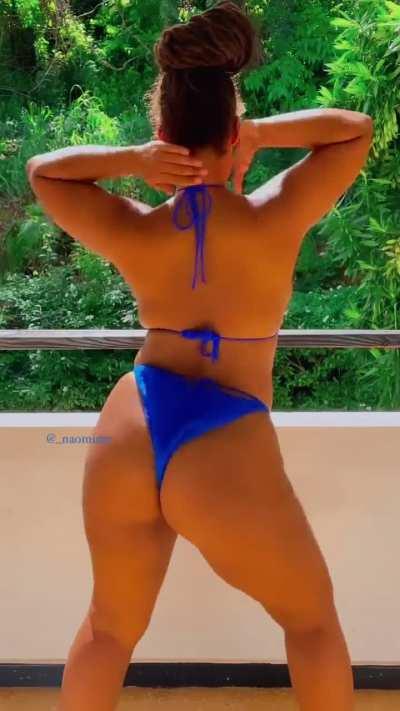 Naomi (@_naomimt)