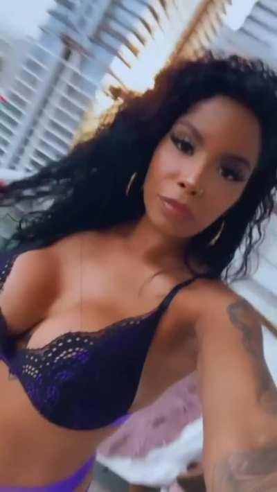 Latina Bombshell 🇨🇺