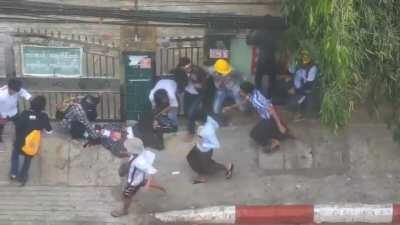 周日早晨缅甸仰光再次开枪，游行群众把受枪伤的同伴抬走