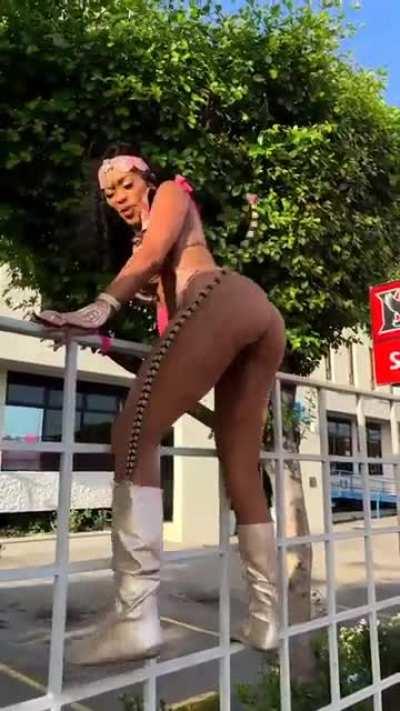 More Jamaica Carnival fire 🔥🔥 (@_inhalemee)