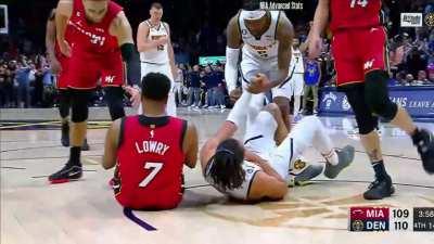 [Highlight] Aaron Gordon hits a clutch circus shot and 1 off the Jokic feed