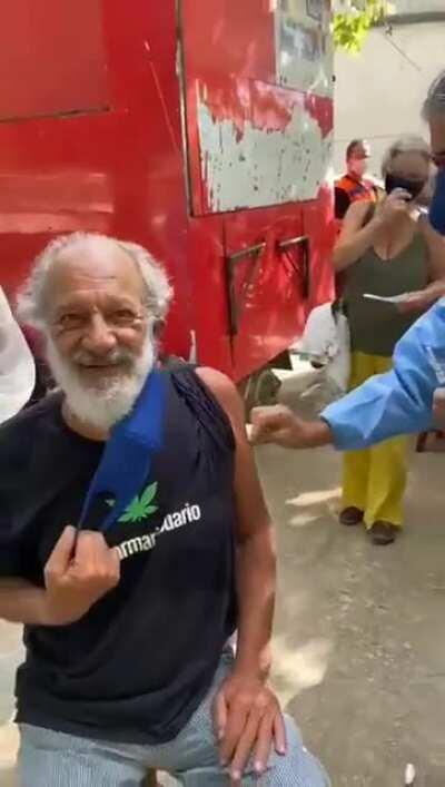 Aposentado manda uma mensagem de apoio ao SUS durante sua vacinação