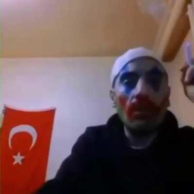 Hayat seni güldürmüyorsa espriyi anlamadın demektir.