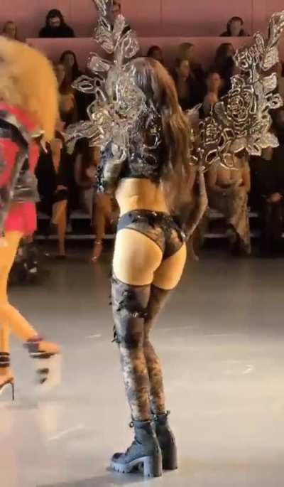 Imagine Lisa wearing a black strapon with that outfit while she is looking for a volunteer to peg