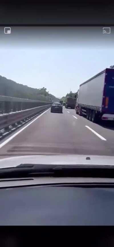 Qual è la vostra preferita? Io al “maledetta la tovaglia dell’ultima cena e quel telo merdoso chiamato sacra sindone” sono svenuta