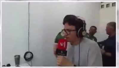 O clima não poderia ser melhor na cabine de transmissão.