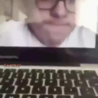 Testi çözmek için uğraşan yiğit