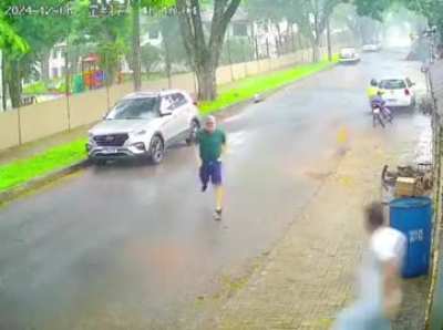 Partner gets caught while the other one rides away with the stolen motorcycle