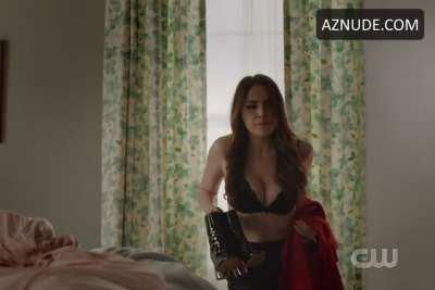 Elizabeth Gillies tit jiggle