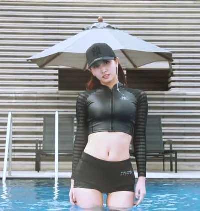 Momo - black baseball cap, wet top, shorts