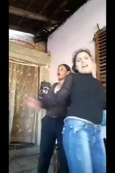 Unii de revelion se uită la Dan Negru...