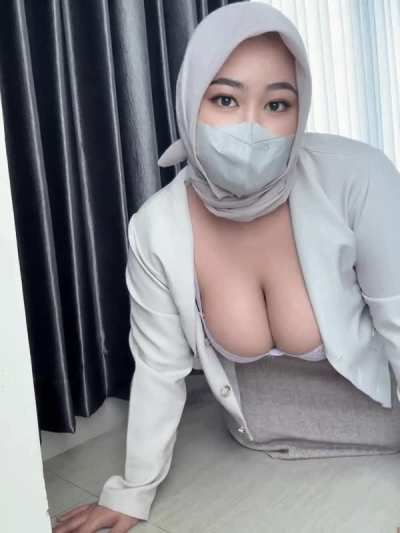 I wish guys twice my age have a thing for hijabis 