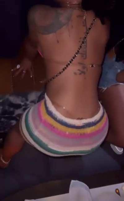 Imagine getting right behind that 🍑