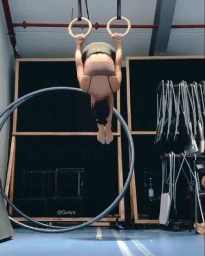 The rings are rotating with her, but this still doesn't look right.