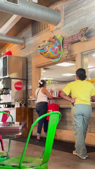 Karen loses it over DoorDash order