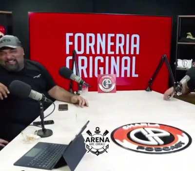 E essa história que o Fábio Santos contou do Douglas, hein