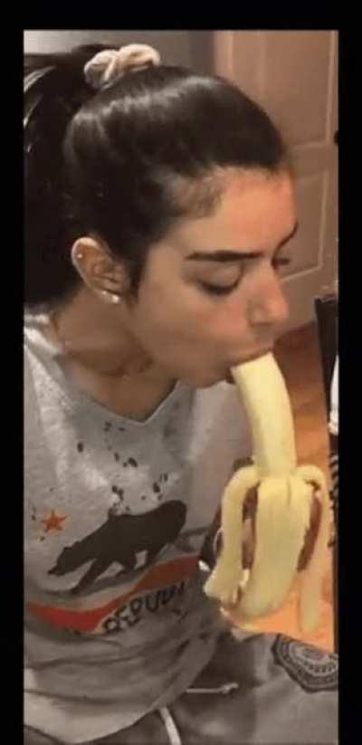 Dixie D’Amelio showing us of of her special skills