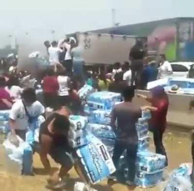 Gente buena de Ecatepec ayudando después de un accidente