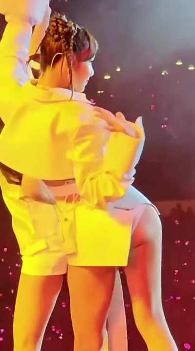 Lisa's playful butt cheeks 🍑🤤