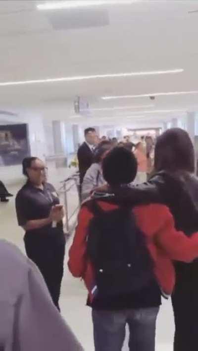 Selena Gomez gives her time and patience to the fans and make them happy