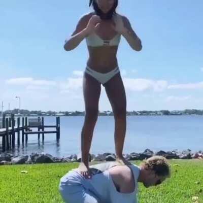 Наблюдаем как работают задействованые алени в курином цирке...