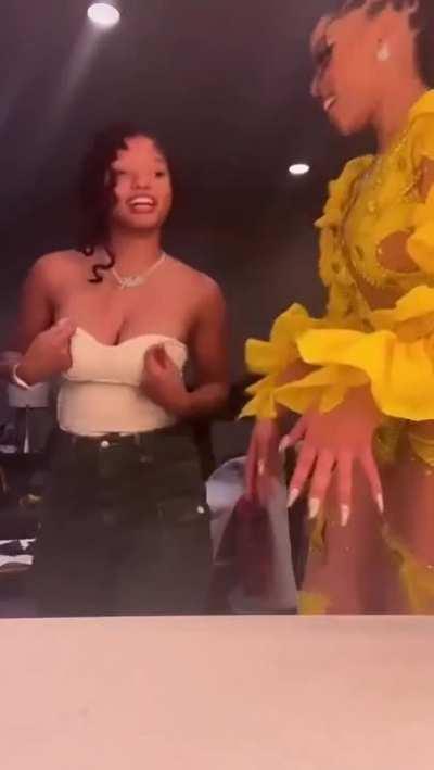 Chole x Halle [Bailey]