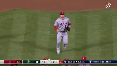 [Highlight] Kurt Suzuki gets a ceremonial sendoff and ovation in Oakland, where he started his MLB career