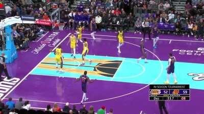 [Highlight] Lakers sub LeBron back in for the last minute of the half. Bron scores 5 straights points