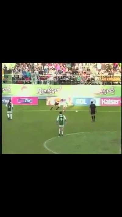 Quem diria que Supla, o rebelde Brasileiro, jogava tanta bola. Seu estilo mistura a Catégoria de Renato Augusto com a raça de Leandro Donizetti. Lances do finado Rockgol MTV.