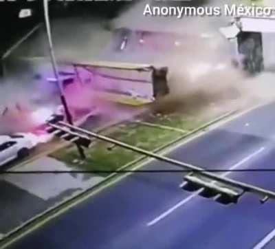 A Truck demolishes a bridge! (MX)