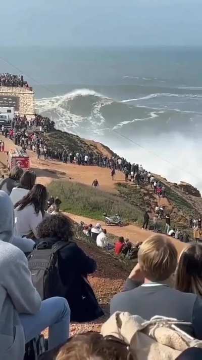 The size of the waves in Nazaré Portugal