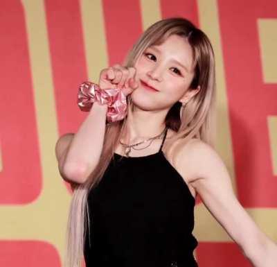 heejin - artms/loona (the original is 720p, so not much quality)