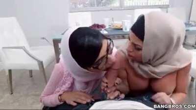 Mia Khalifa and Julianna Vega say Redgifs.com is a go.