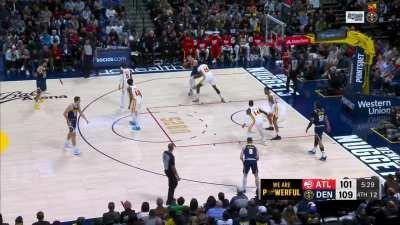 [Highlight] Prototypical Jokic play: gets all 5 defenders to stare at him and no-looks a pass for an easy bucket