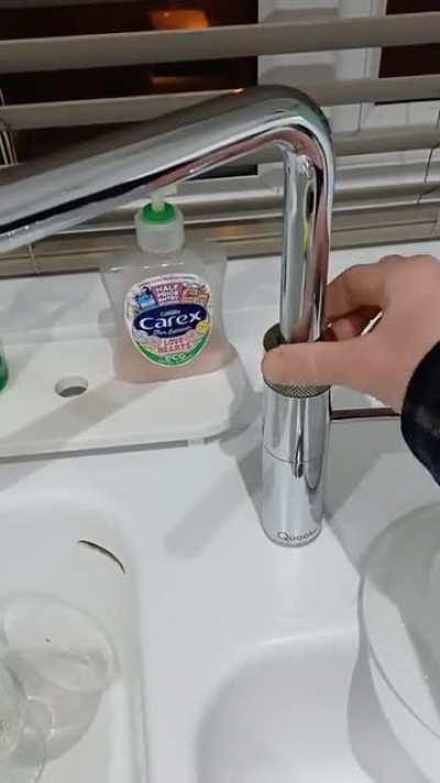 This kitchen tap has an integrated 'kettle' and boils water instantly
