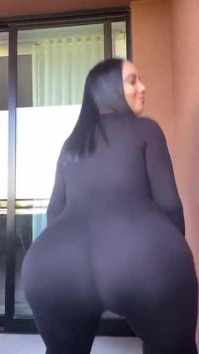 Look at all that thickness lord 😩