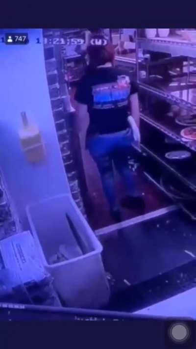 I’m usually always supportive of people in the service industry, but guuuurl…