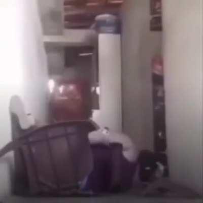 Caiu e liberou os gases