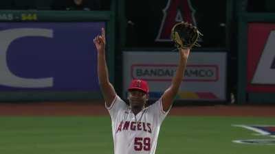 [Highlight] [Highlight] Joc Pederson crushes a would be game tying homer with a .970 xBA, Mickey Moniak says “no”