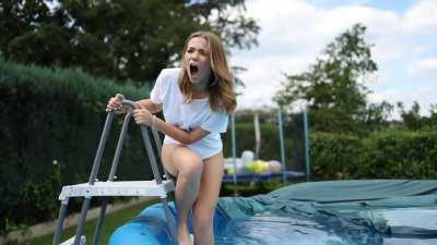 Noch ein bisschen mehr Bikini Action von Julia