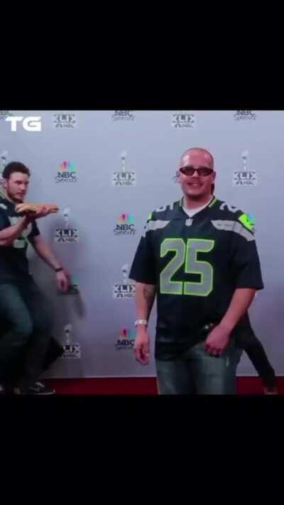 Jimmy Fallon, Chris Evans & Chris Pratt photobombing random people!