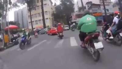 Cop races through super dense traffic in Vietnam to catch a thief