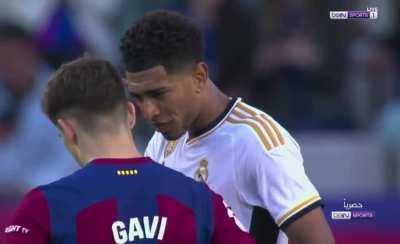 Jude Bellingham teaching Gavi how to play football 😂🐐