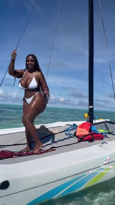 Cat cruise with @thickbaddieee_