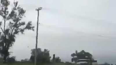 Policías de Michoacán atropellan con un autobús a normalistas de Tiripetío que se manifestaban.