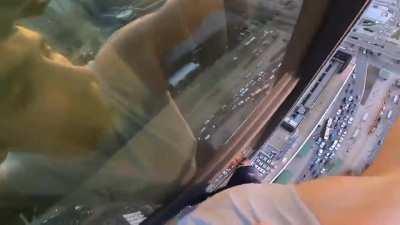 adamlarin sıfır ekipmanla tırmandığı binaya bak amk izlerken kalp krizi geçirdirdim bu neymis amk adrenalin felan tamam da bu delilik amk