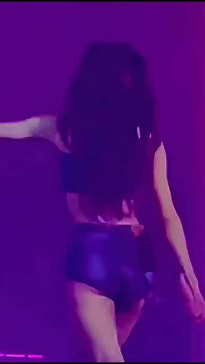 Damn i wanna kiss and lick Lisa's buttcheeks 💦